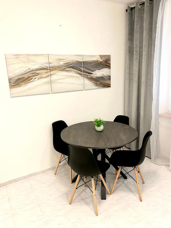 James Dean Apartment - Next To Nivy Bus Station & Mall Bratislava Bagian luar foto