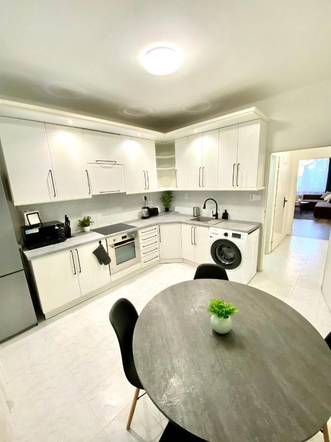James Dean Apartment - Next To Nivy Bus Station & Mall Bratislava Bagian luar foto
